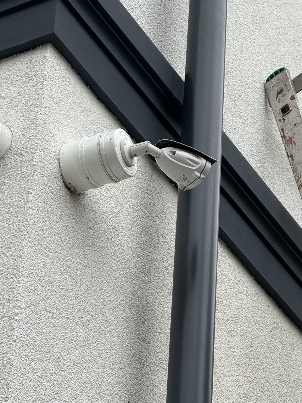 Жилой дом — камера у металлических конструкций